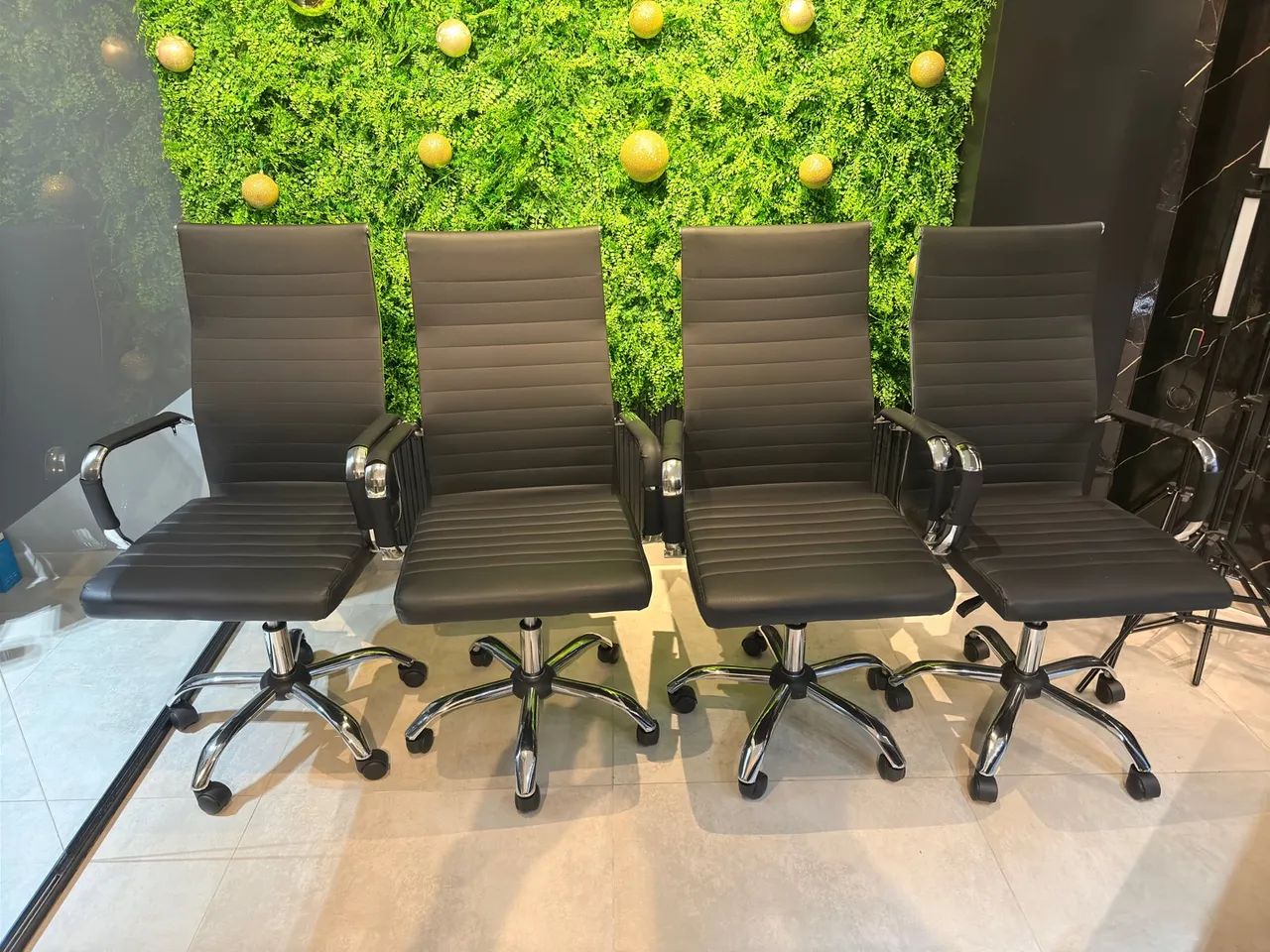 Vendo 4 cadeiras NOVAS de escritório esteirinha charles eames