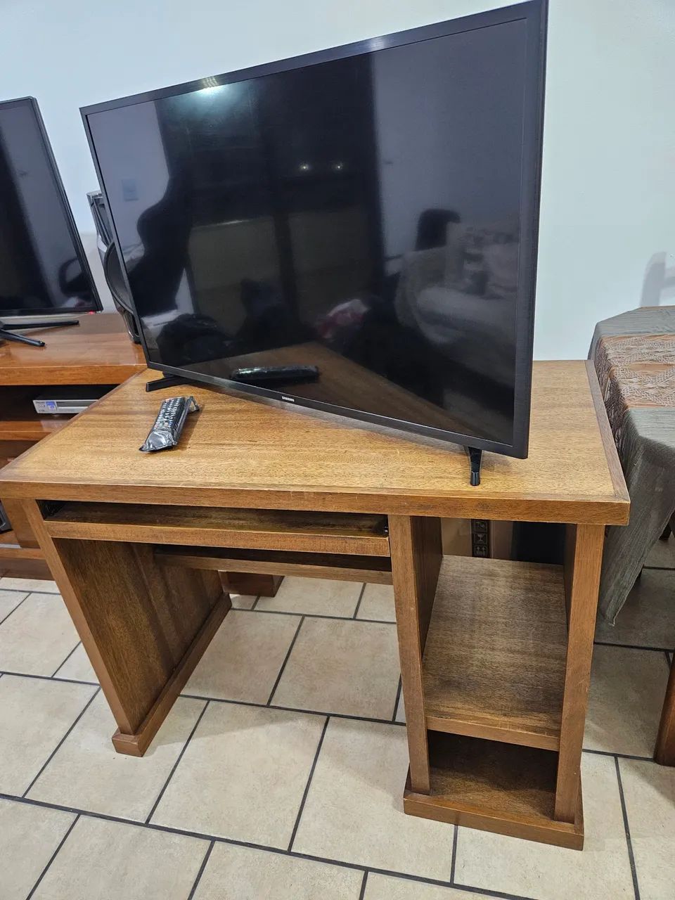 Vendo rack para computador em madeira maciça  - Foto 2