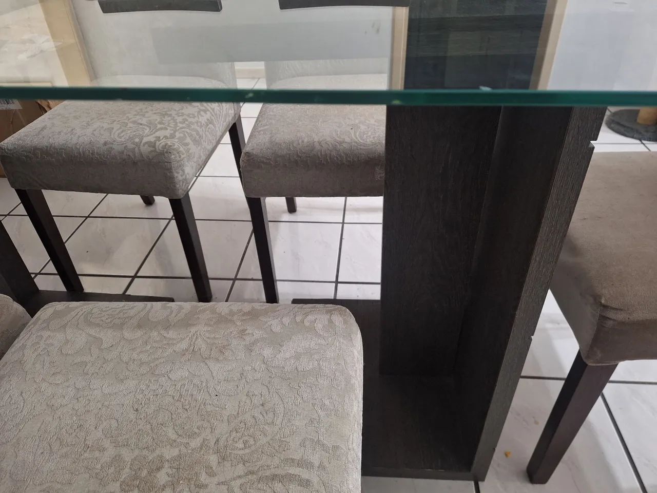 Mesa de Jantar com Tampo de Vidro + 6 Cadeiras Estofadas em Suede Bege - Foto 4