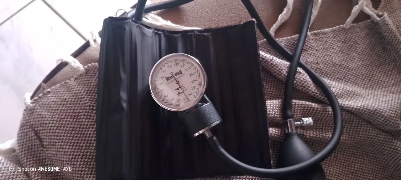 Vende-se esfigmomanômetro