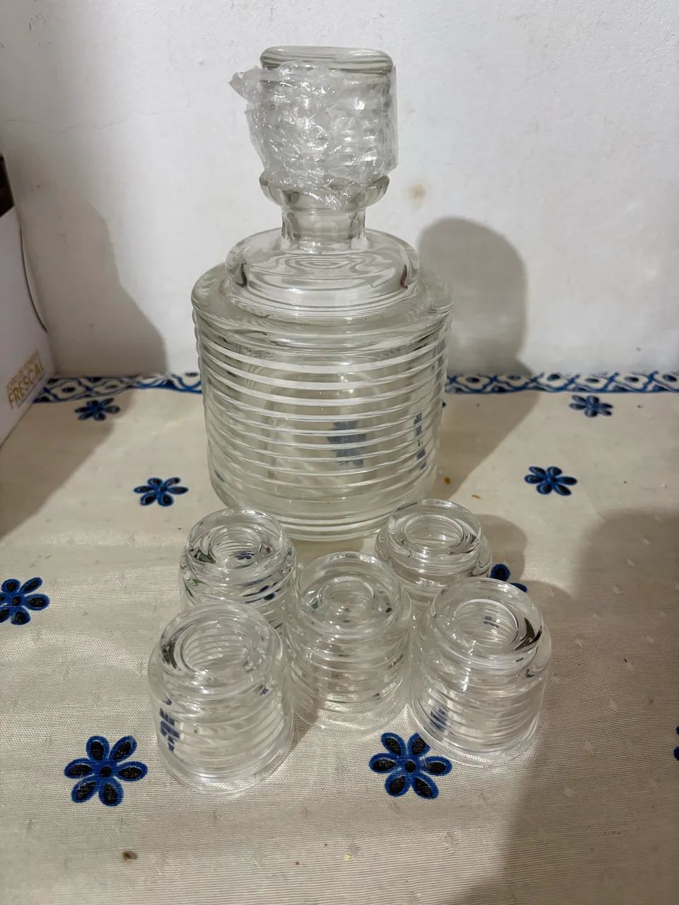 conjunto licoreira antiga em vidro canelado com 5 copos