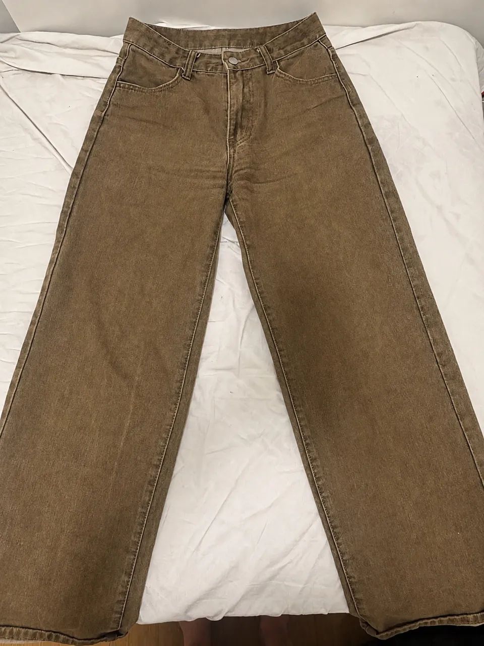 Calça marrom com pouca marca de uso 