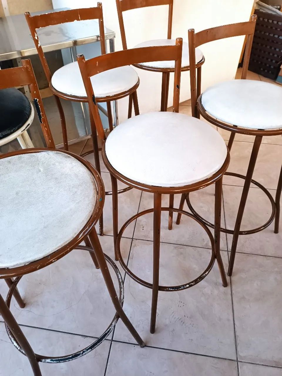 6 Banquetas altas de ferro com encosto e assento estofado - Foto 4