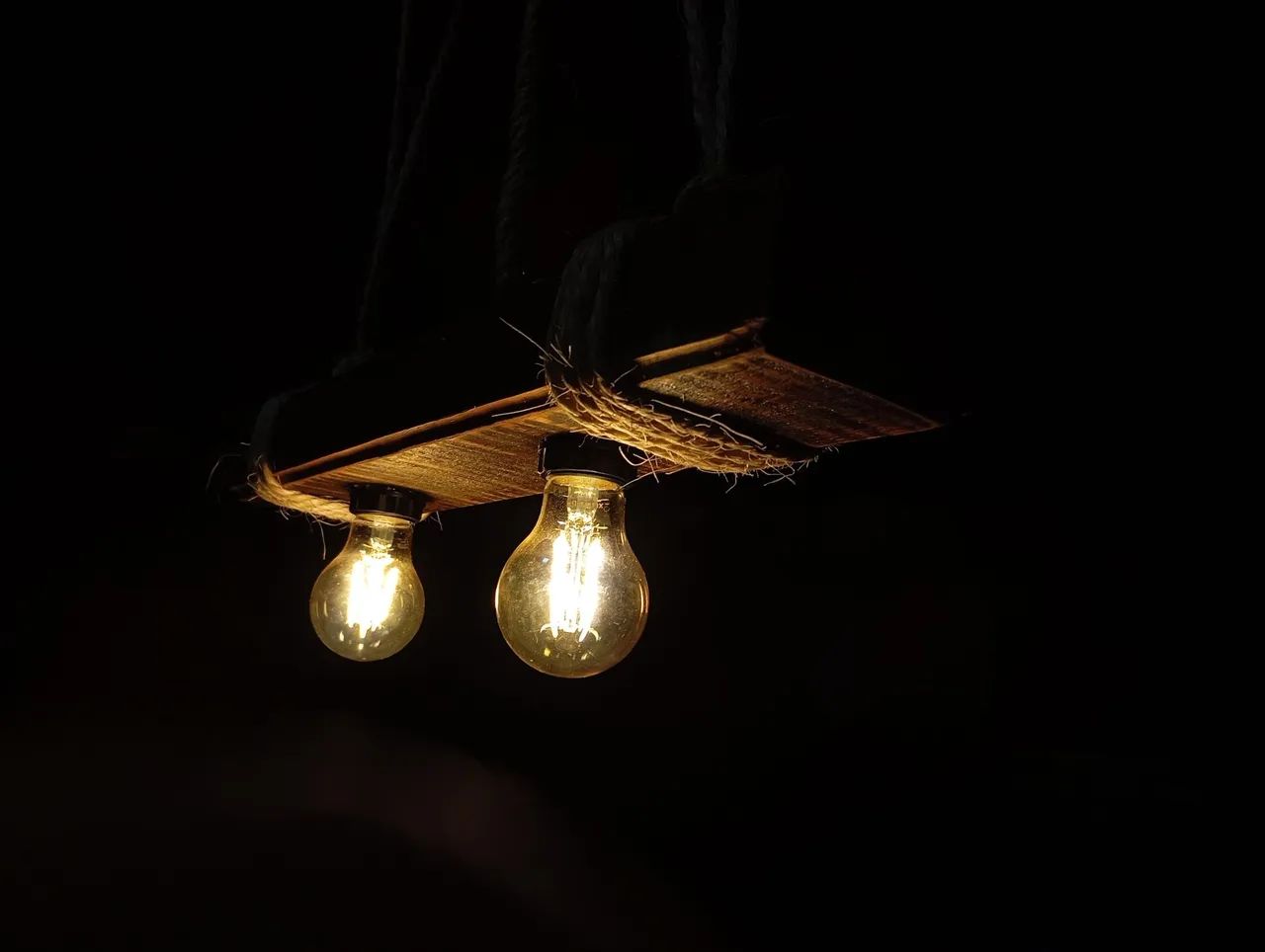 LUMINÁRIA RÚSTICA ARTESANAL EM MADEIRA MACIÇA 2 LÂMPADAS - Foto 5