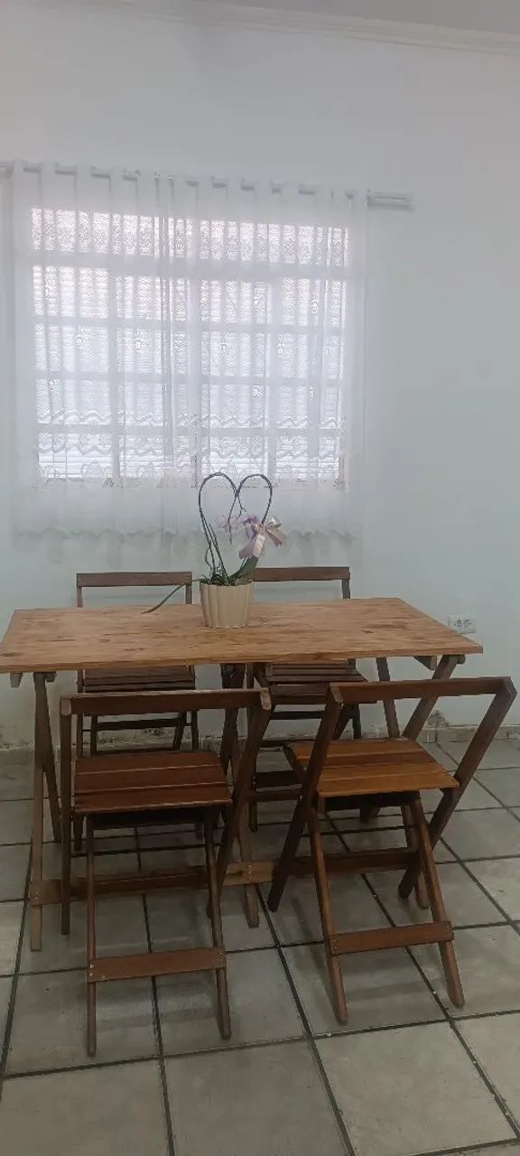 Mesa de madeira e cadeiras 
