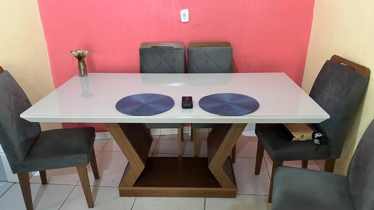 Vende-se mesa 6 cadeiras semi nova 