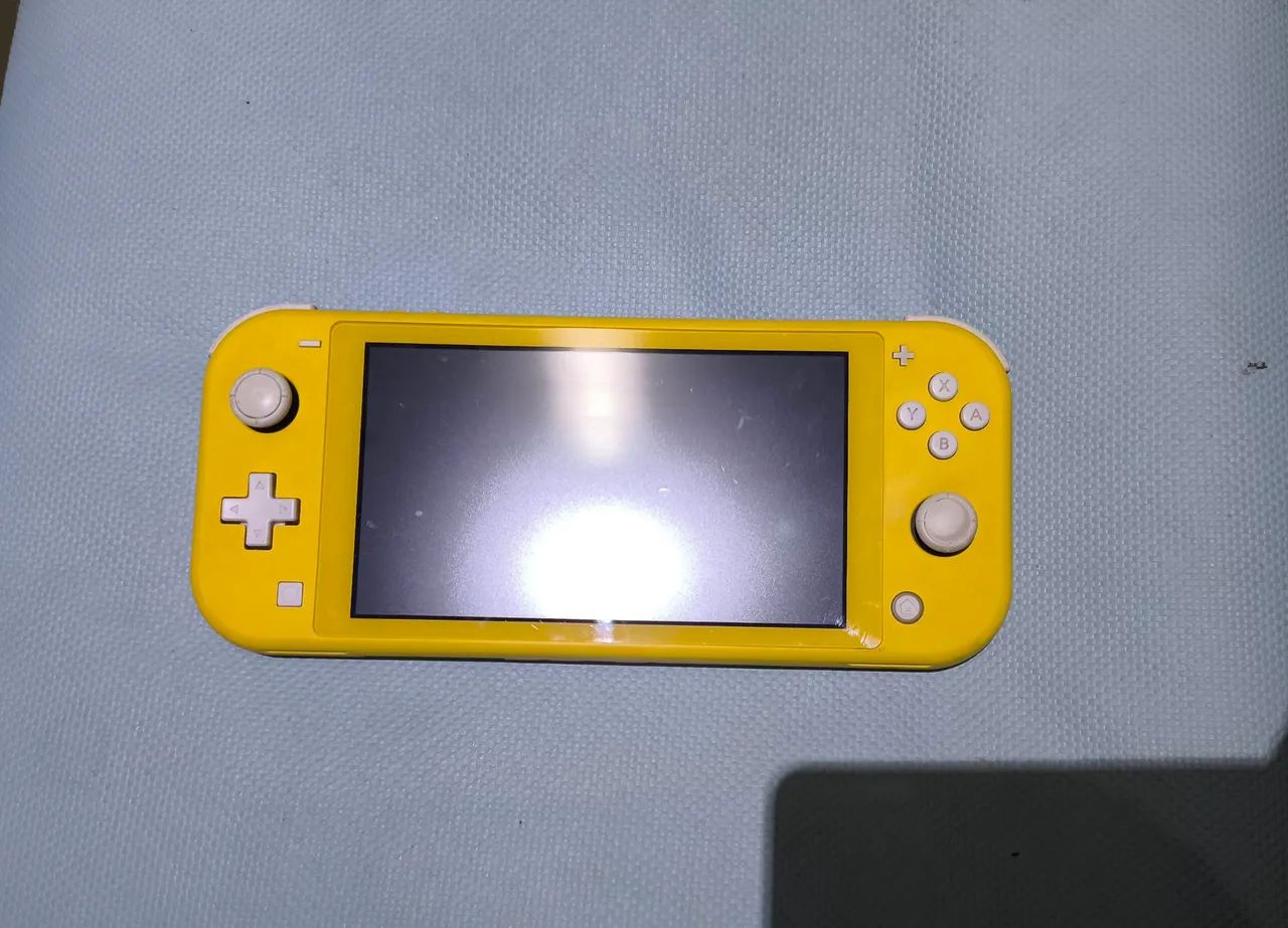 NINTENDO SWHIT LITE AMARELO + CARREGADOR - Consoles de Vídeo Game