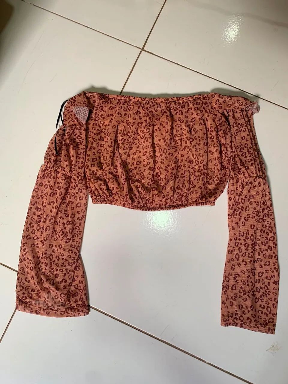 Blusa estampa oncinha estilo tomara que caia