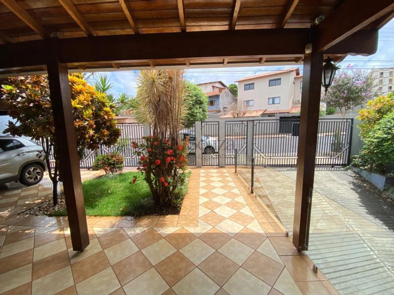 Casa para alugar em Londrina, Champagnat, com 5 quartos, com 441 m² - Foto 4