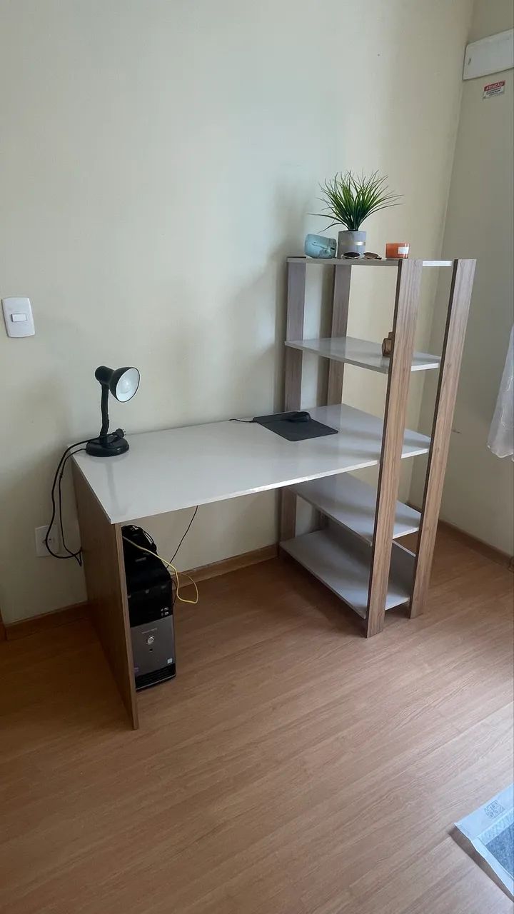 Escrivaninha / mesa de estudos / estante 