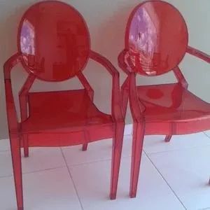 Par de cadeiras modelo Ghost com braço vermelho transparente 