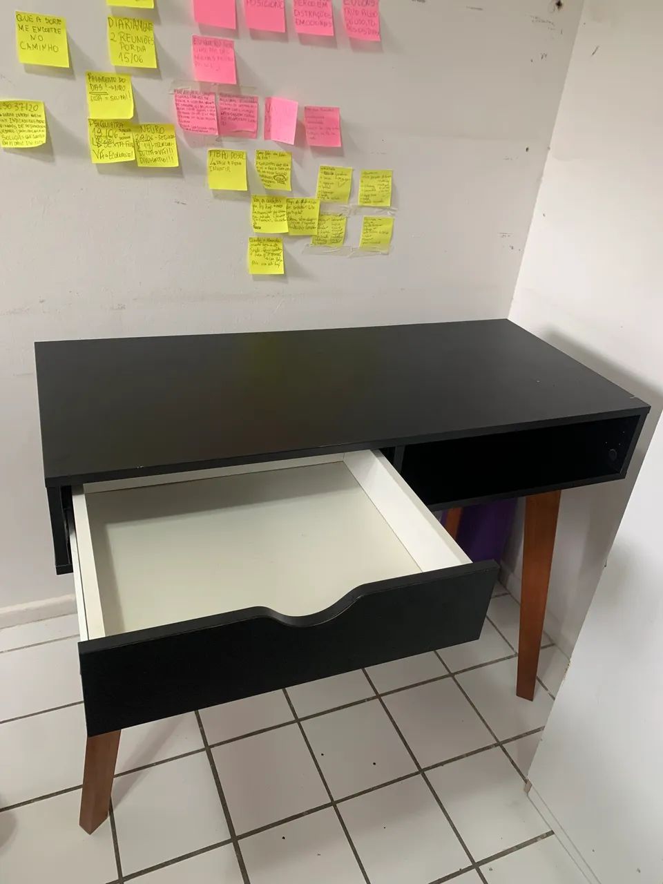 Mesa para Escritório ou Estudos - Moderna e Compacta  - Foto 3