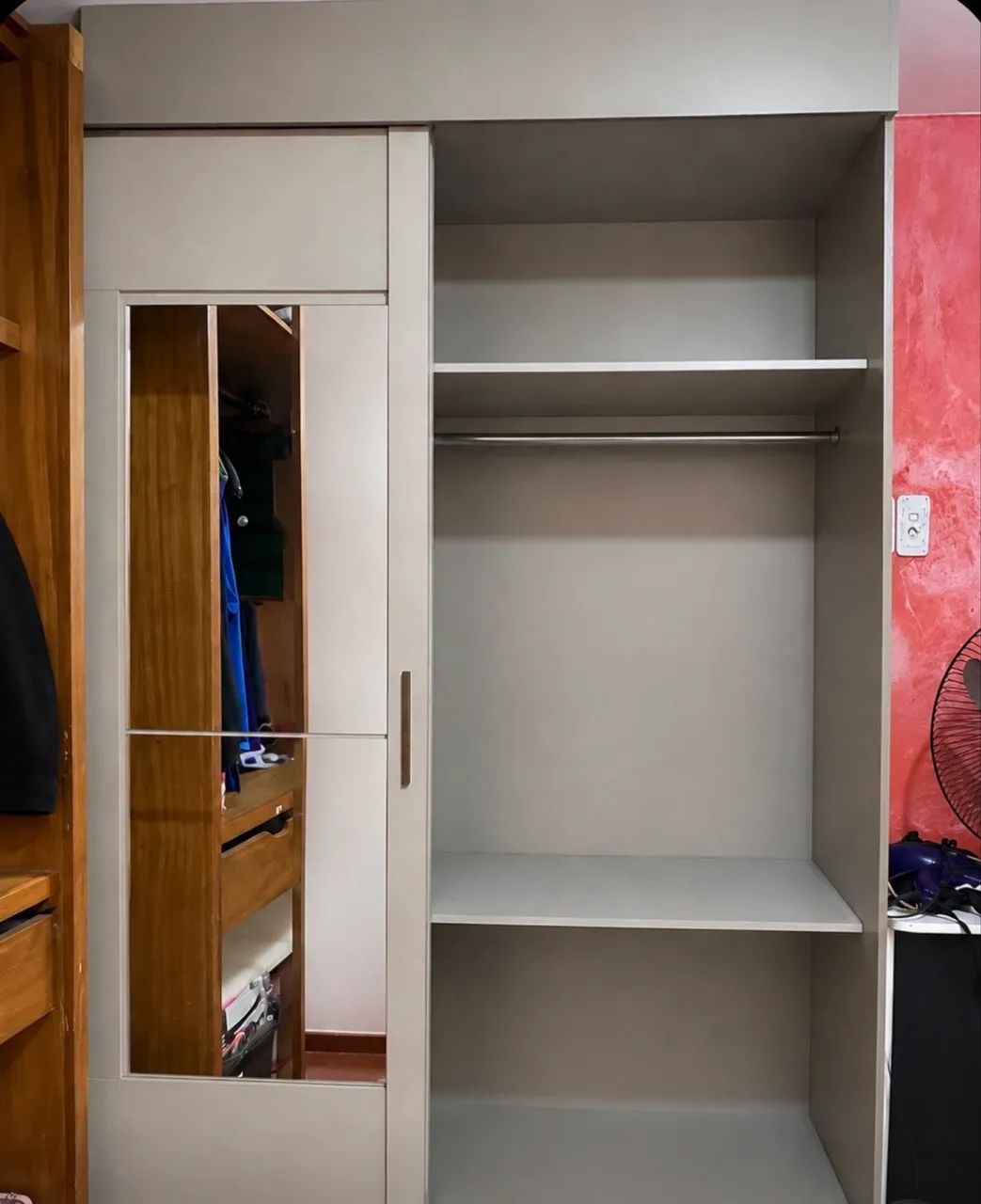 Guarda roupa com duas portas de correr e com espelho 