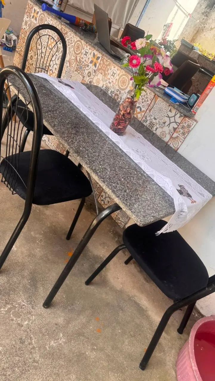 Mesa de mármore com 4 cadeiras - Foto 2