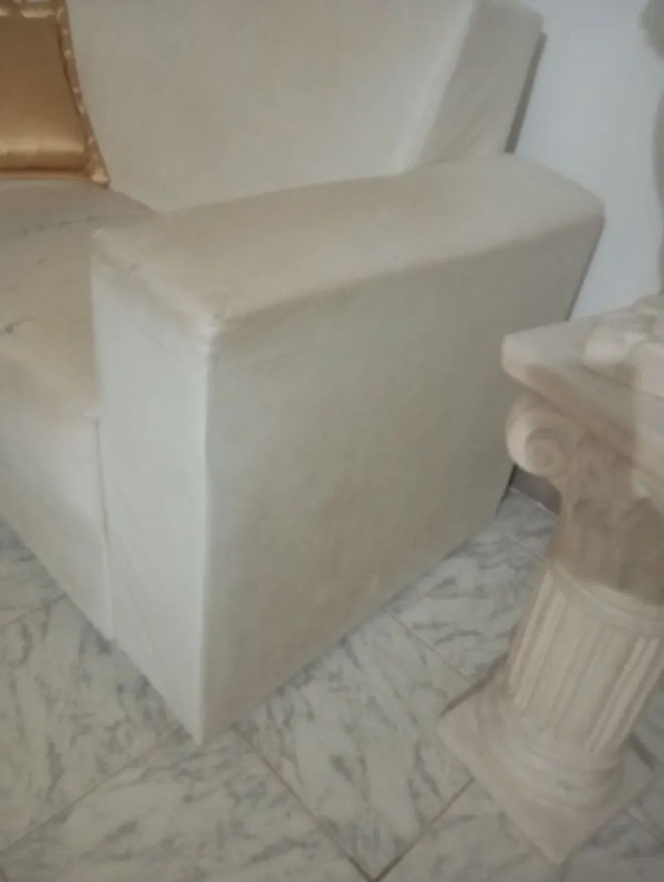Sofá em napa branco com pouca avaria e estofado bem conservado - Foto 3