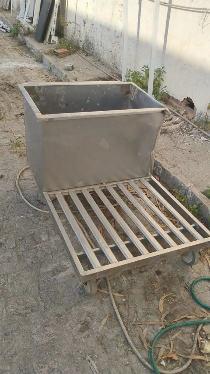 Cuba de Inox 304 com rodinha. Medidas 1m. de comprimento, 70cm de largura e 50cm de fundo.