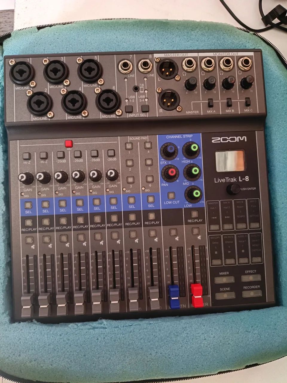 Mesa de Som Digital e Interface L-8 LiveTrak - Foto 2