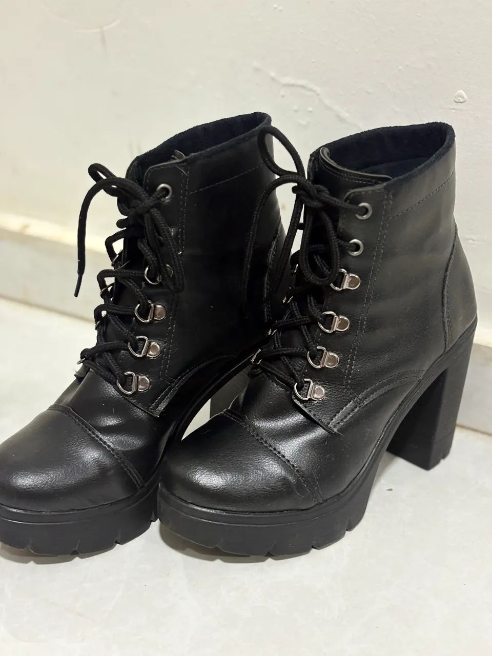Bota / Coturno Feminino Preto de Salto Alto e Plataforma  - Foto 3