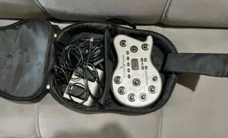 Simulador de efeitos Behringer V-Amp