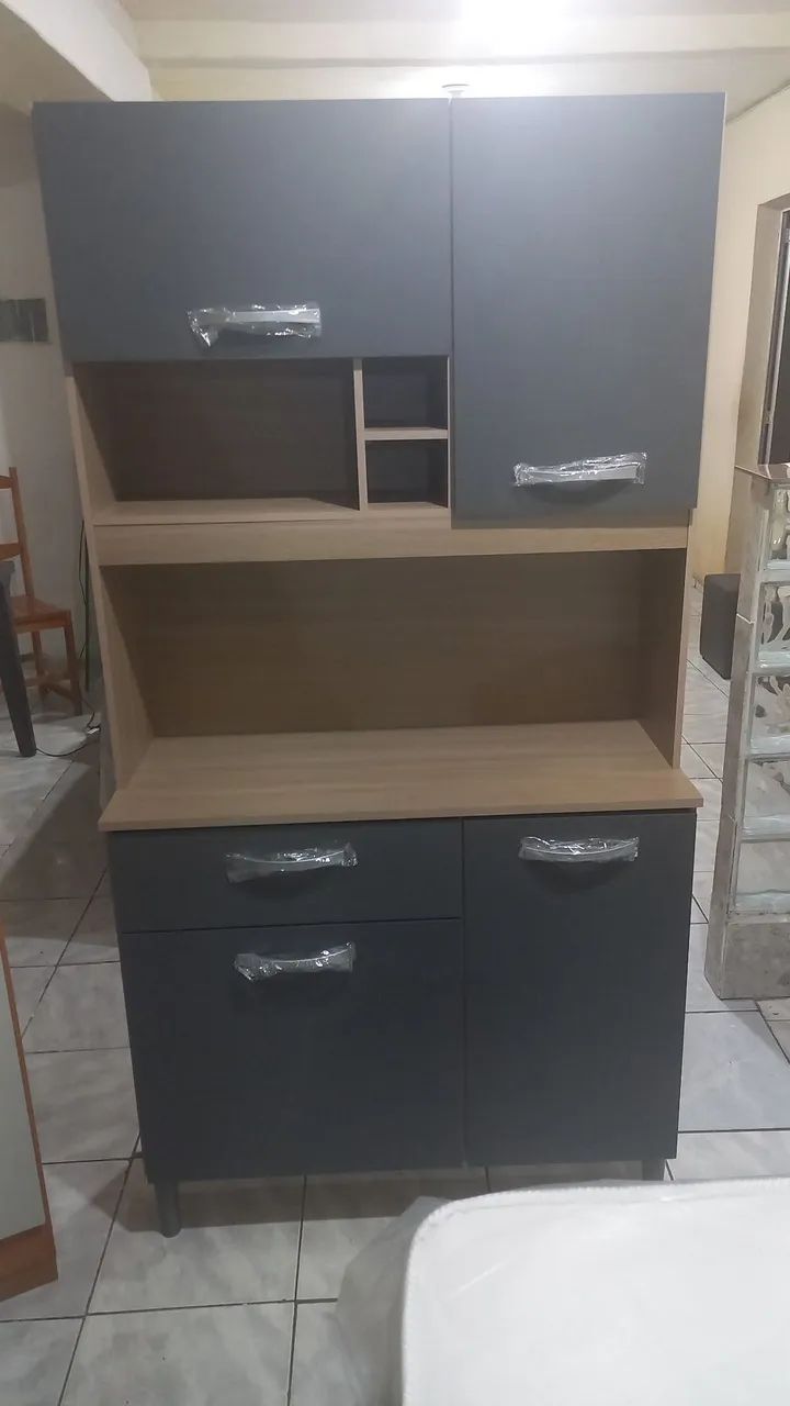 Armário 4 portas, 1 gaveta 