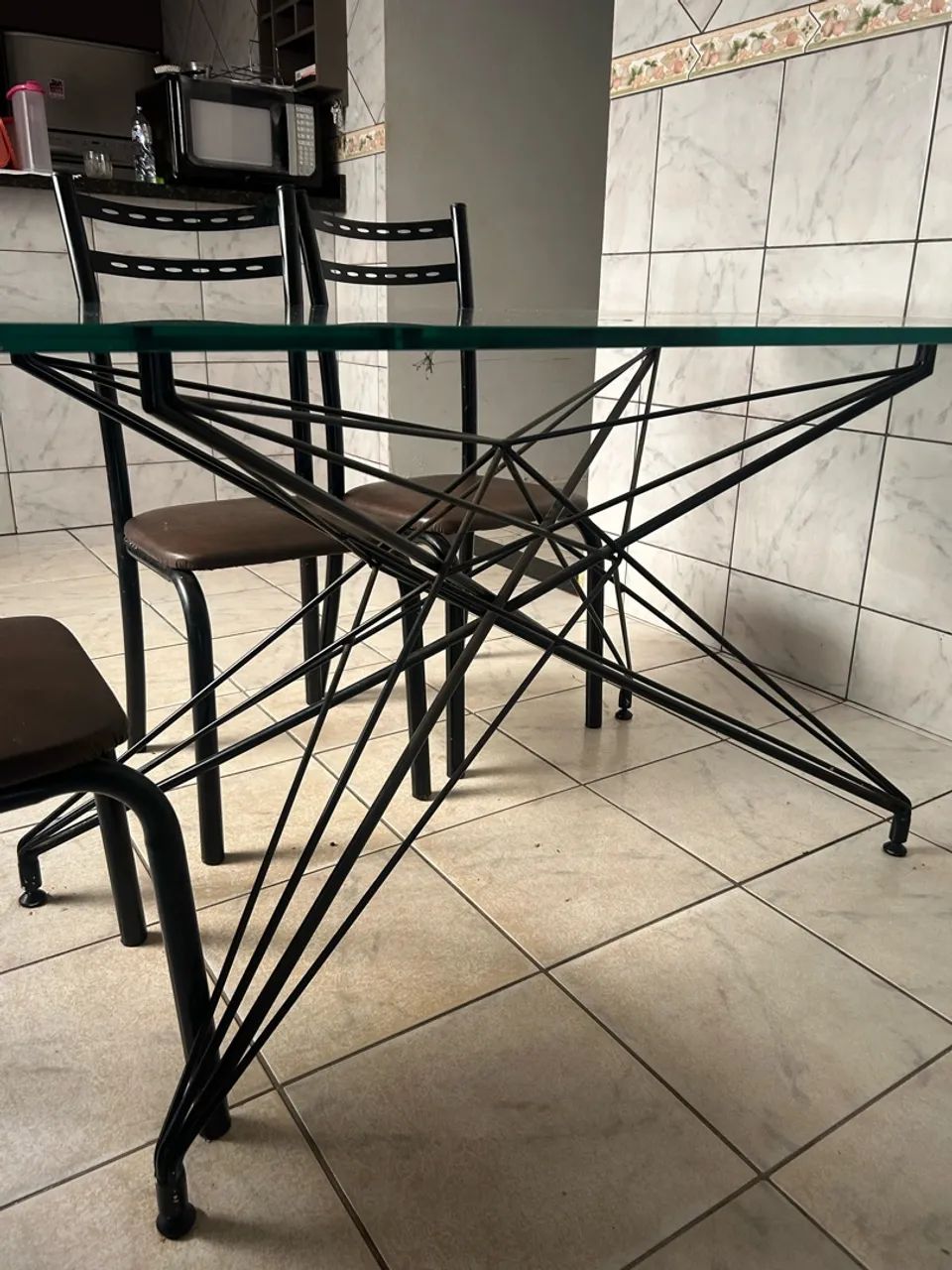 CONJUNTO DE MESA E 5 CADEIRAS 