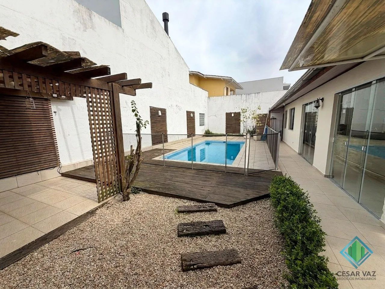 Casa com 2 pavimentos em excelente localização no bairro Estreito. - Foto 2