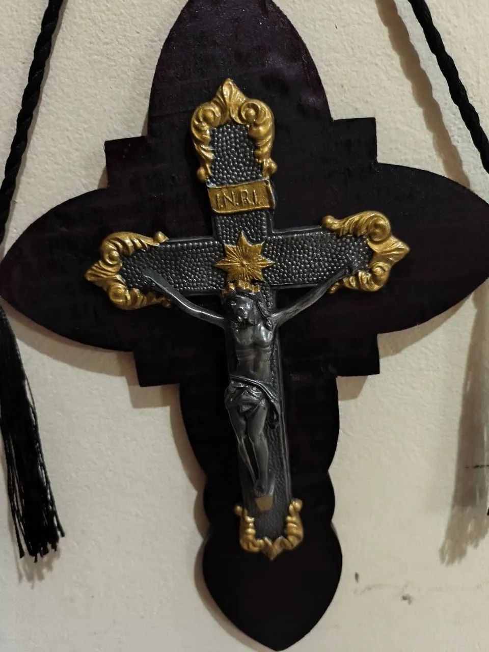 crucifixo antigo de metal com dourado de parede - Foto 4