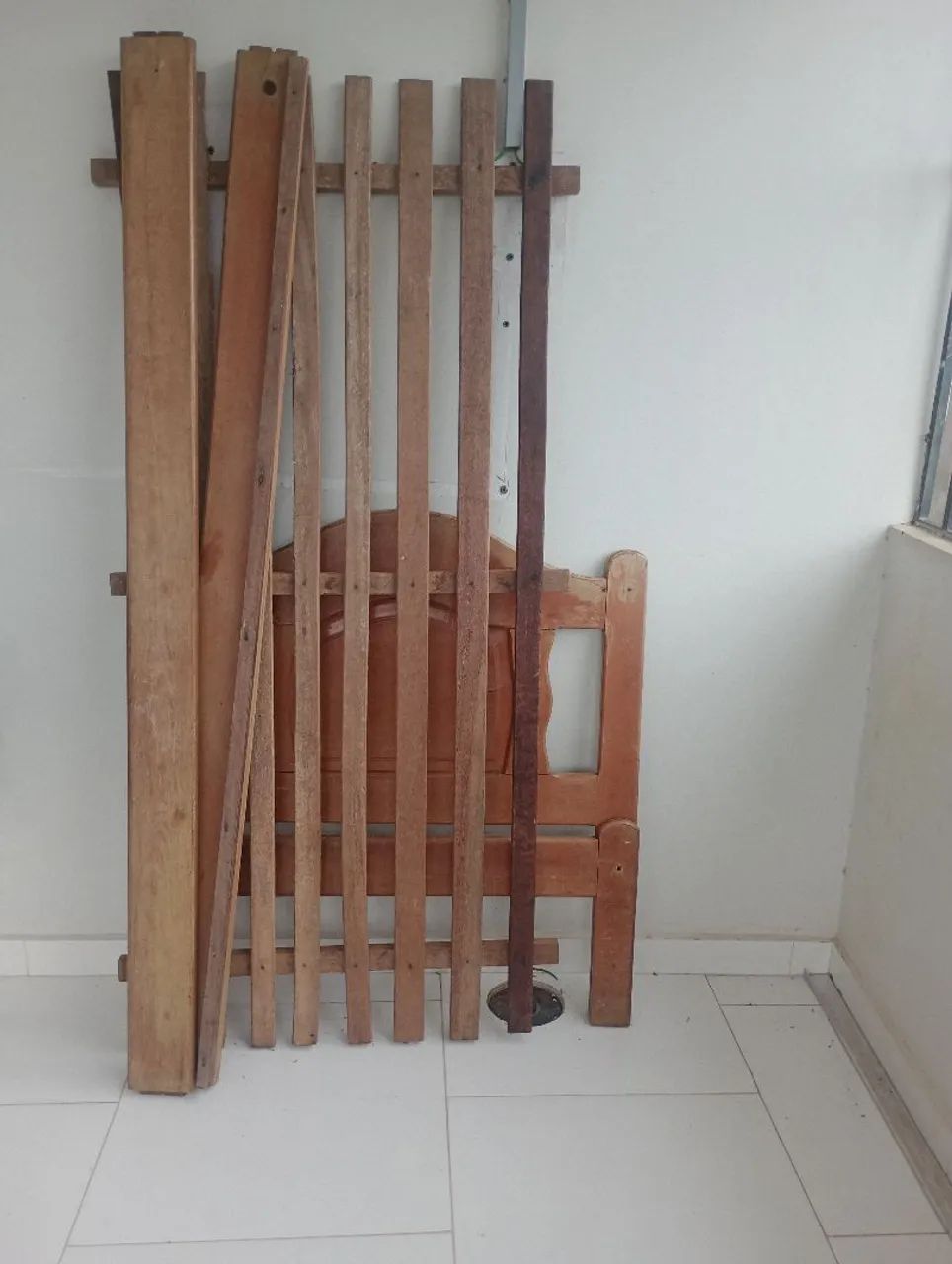 Cama de madeira de lei solteirão ótimo estado 