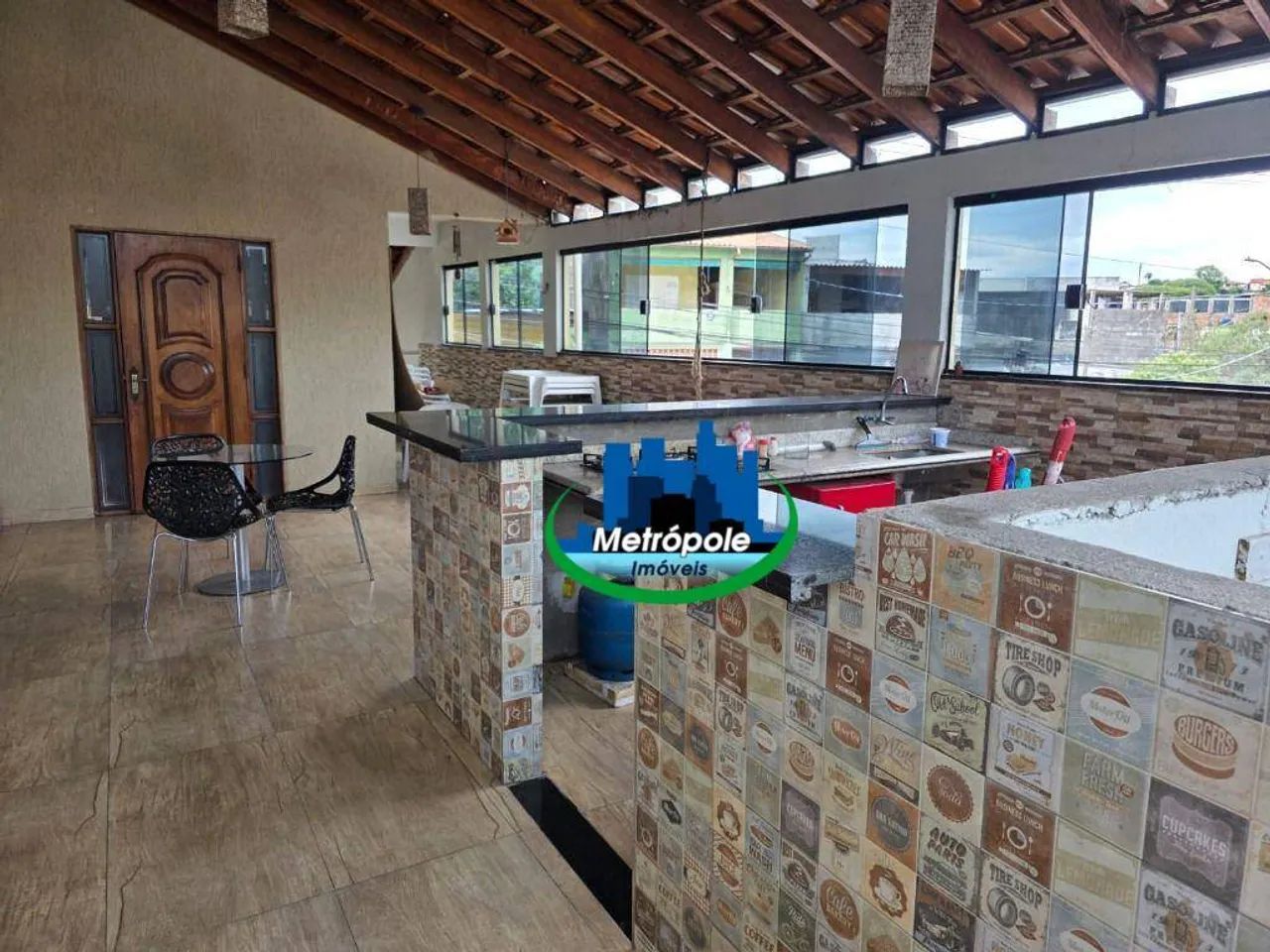 Excelente sobrado com três dormitórios sendo uma suíte com planejados, sala ampla e super 