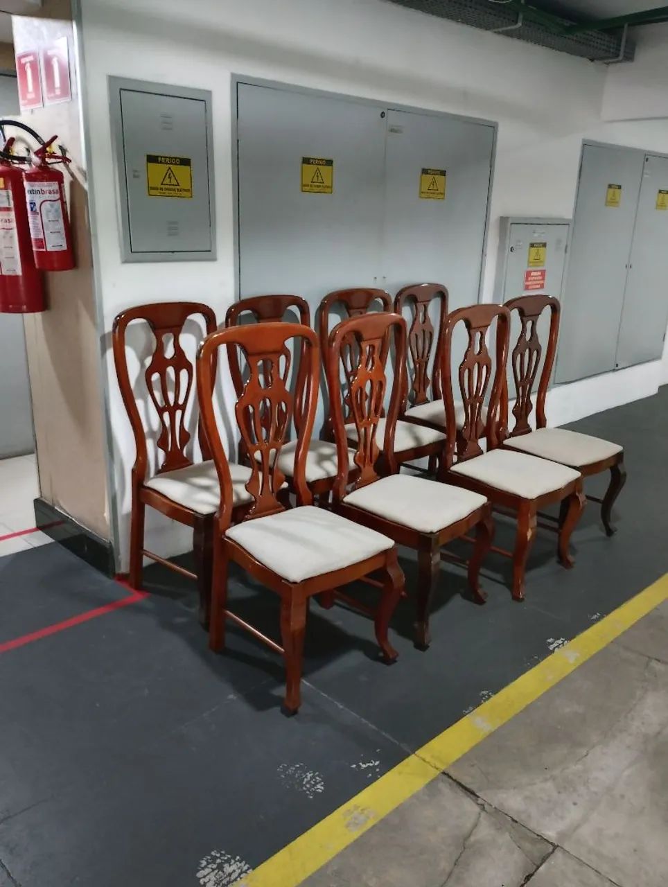8 cadeiras com mesa 3.500 reais  - Foto 5