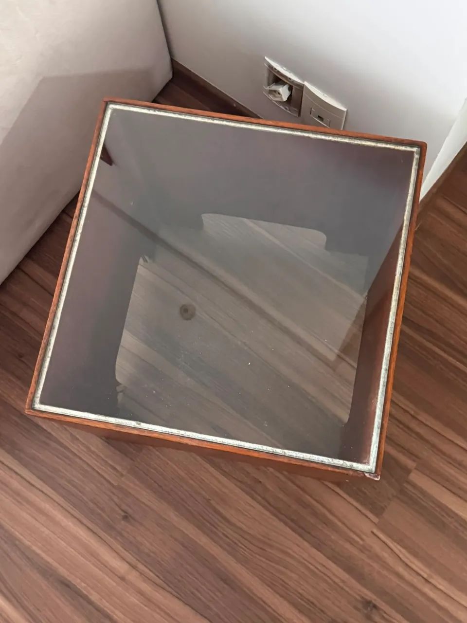 Mesa de apoio + brinde cesto