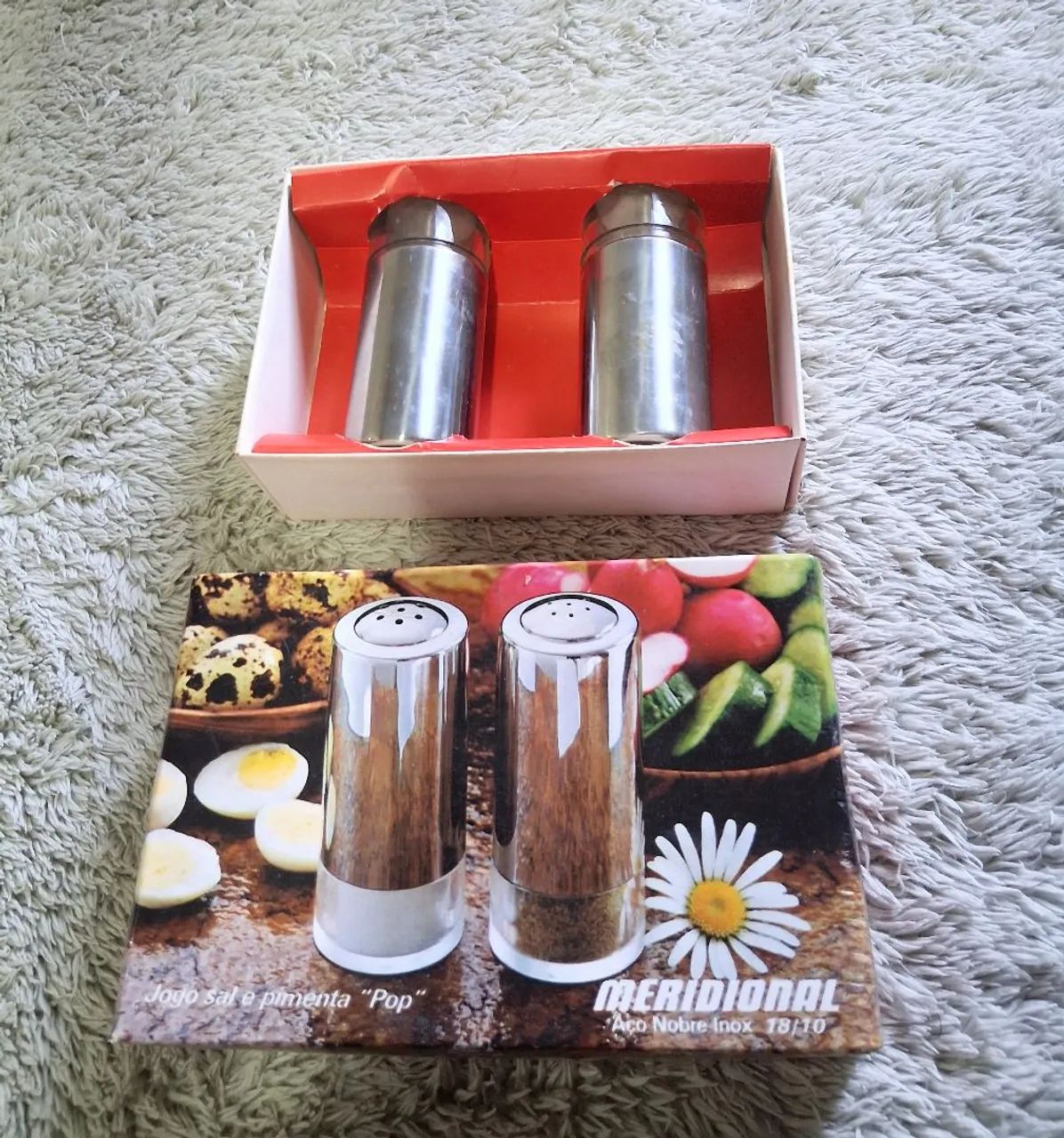 Vendo conjunto antigo de saleiro e pimenteiro de vidro e aco inox  - Foto 5