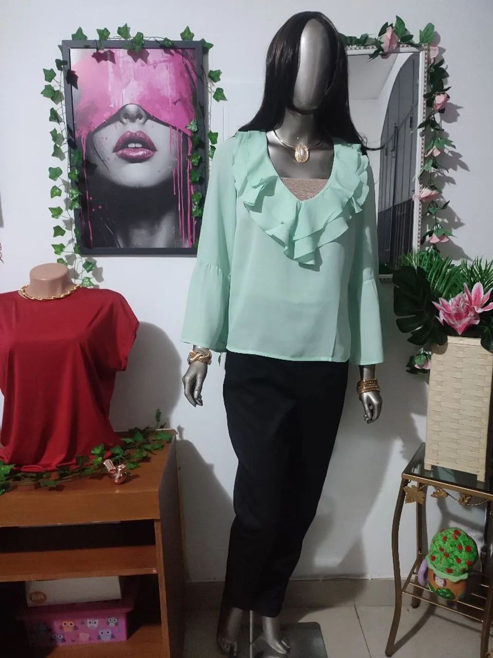 Blusa de Crepe de Mangas Longas e decote V com babado. - Foto 2
