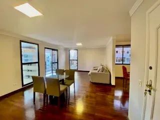 APARTAMENTO COM 3 QUARTOS PRÓXIMO À PRAIA-REFORMADO