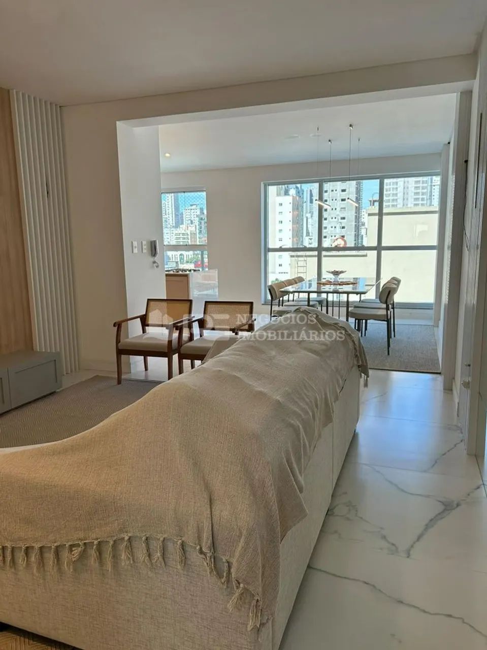 APARTAMENTO EM MEIA PRAIA
