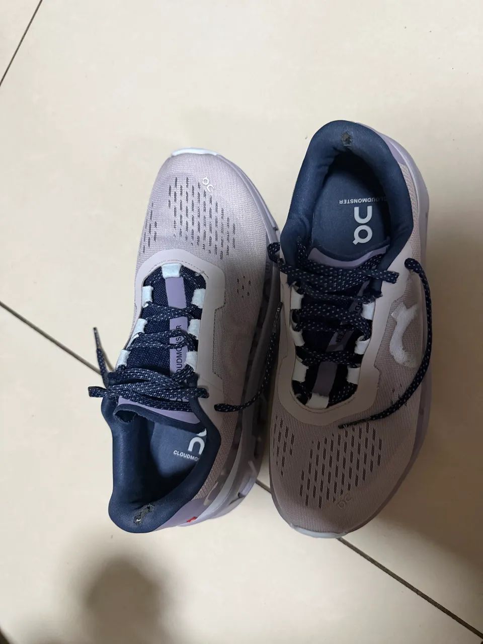 Tênis on cloudmonster pearl artic 39 original  - Foto 2