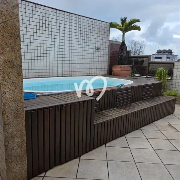 Cobertura com 4 suites e 3 vagas de garagem, possui 300 m²