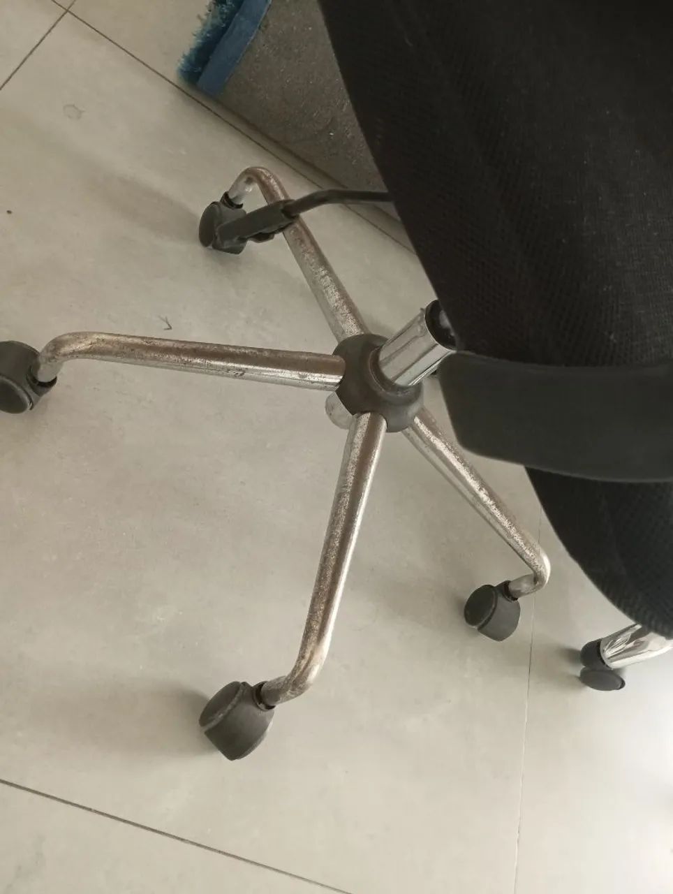 Duas cadeiras de escritório com encosto quebrado. - Foto 2