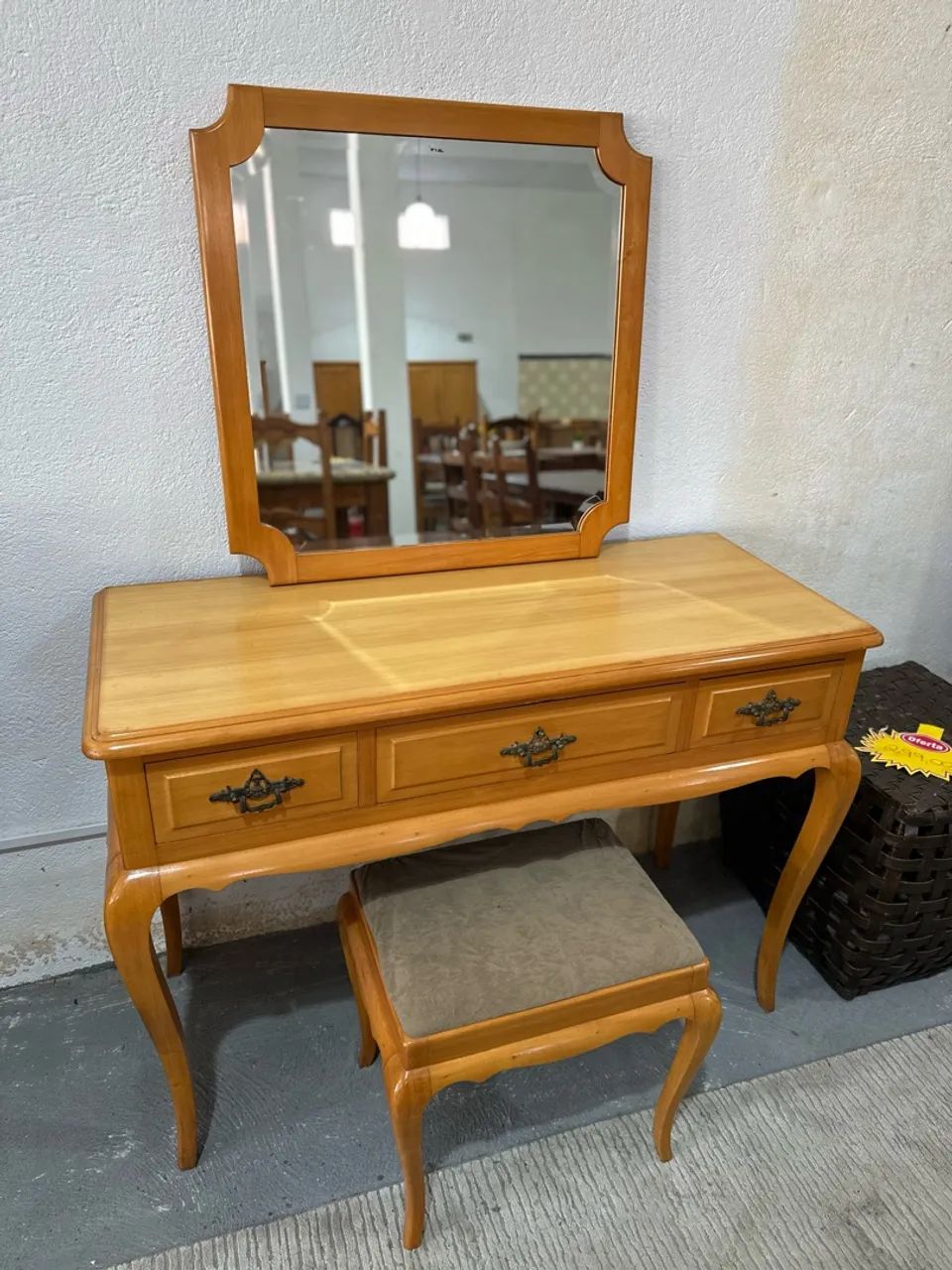 Penteadeira de Madeira - com banquinho  - Foto 3