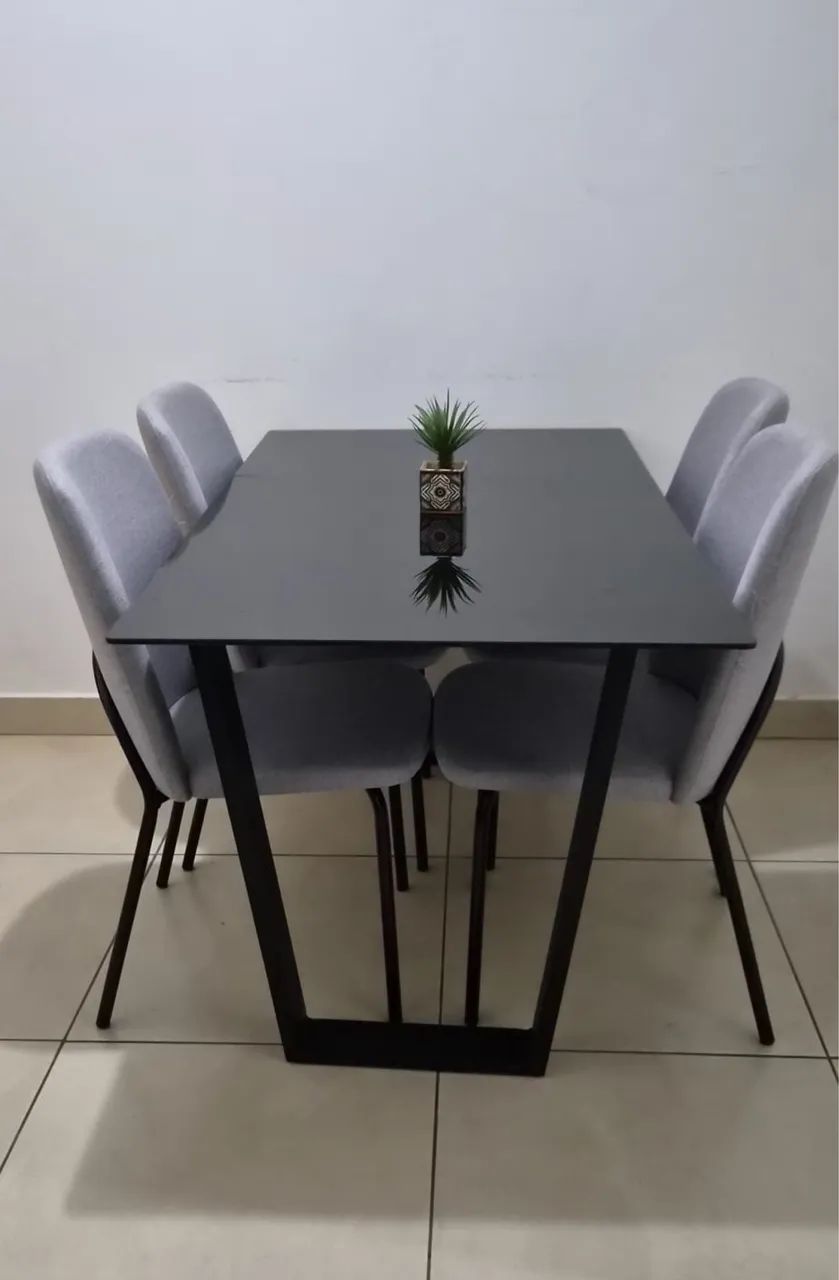 MESA DE VIDRO E CADEIRAS ALMOFADADAS 