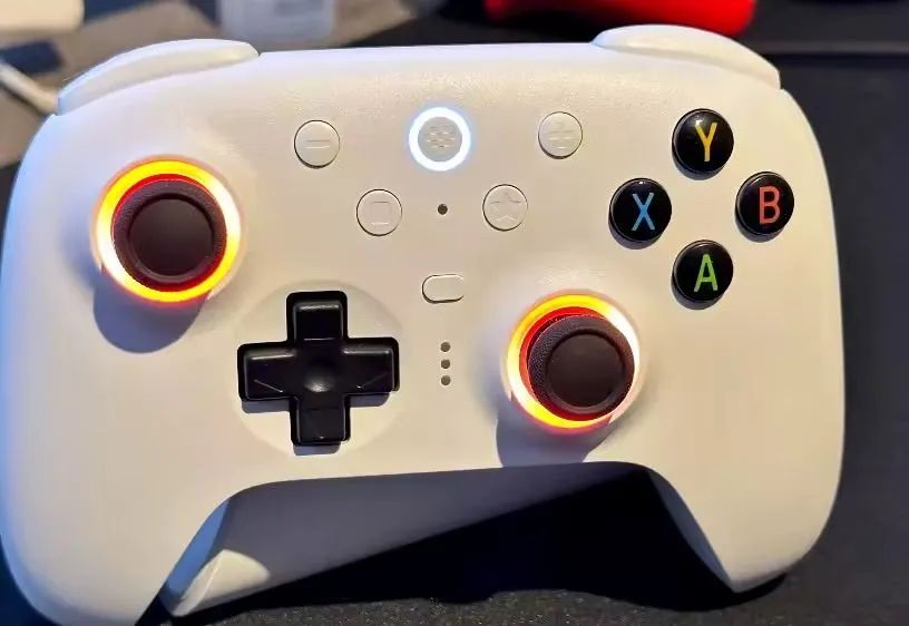 Controle Sem Fio 8BitDo Ultimate 2 com Base de Car. Tri-Mode Multi Plataforma Branco