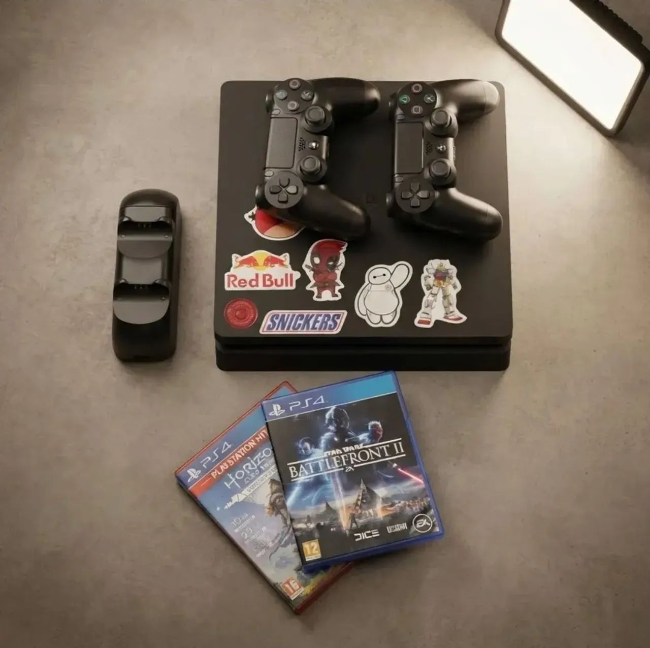 PS4 pro 1TB + 2 controles + 4 jogos