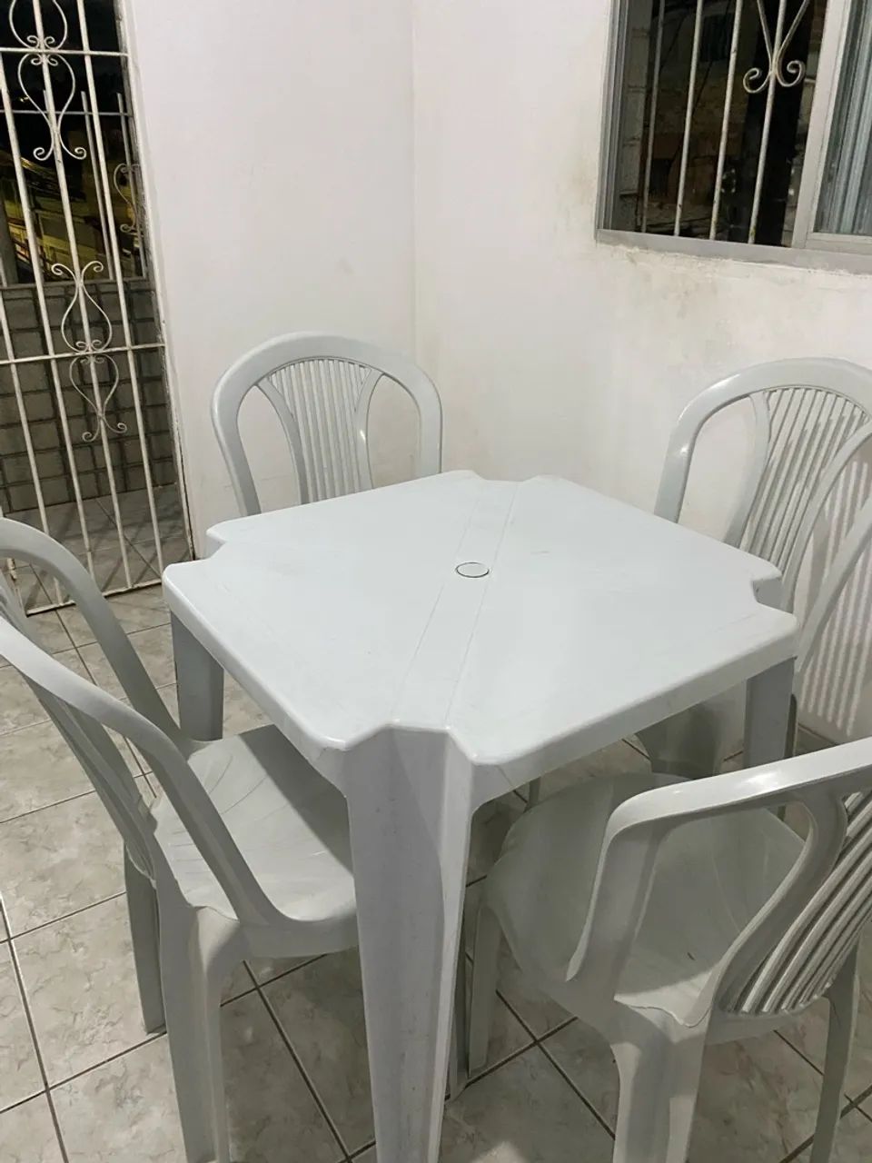 Mesa e cadeiras 