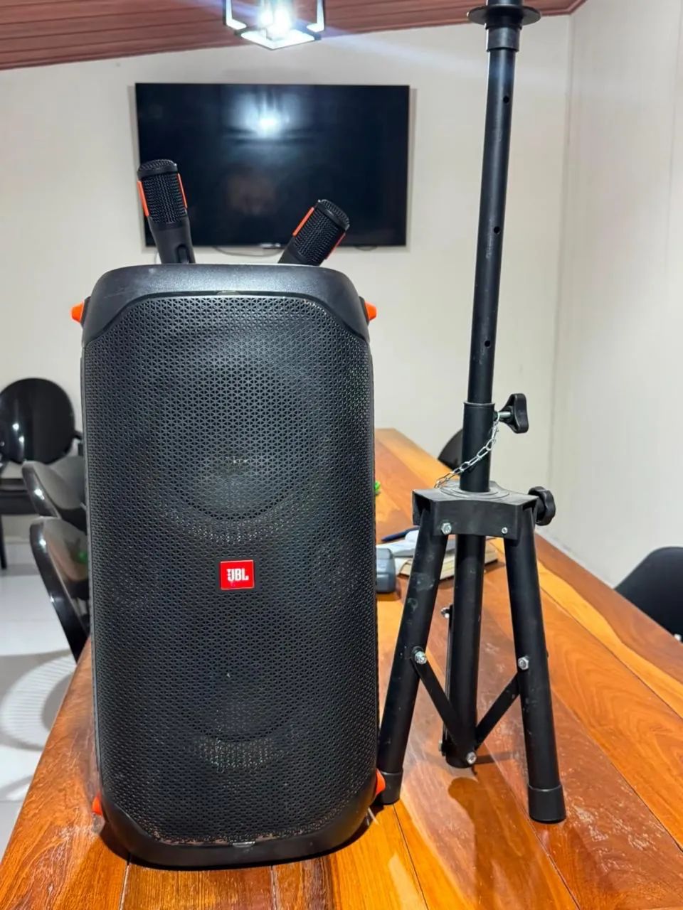 JBL Boombox 110 com 2 microfones 
