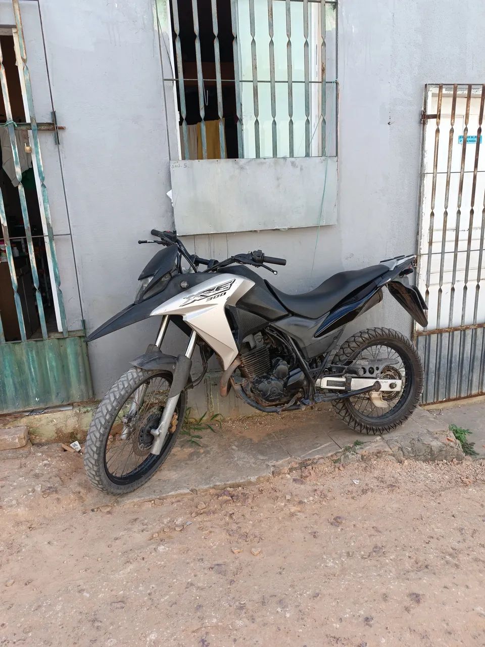 XRE 300, bem conservada