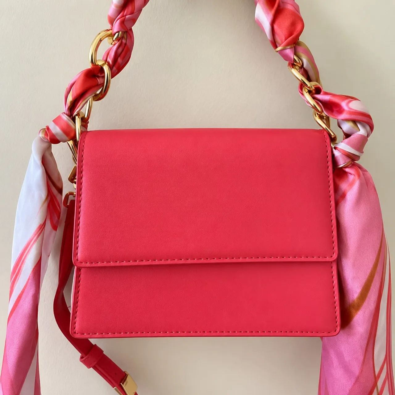 Bolsa Satinato Rosa com Corrente Dourada e Lenço