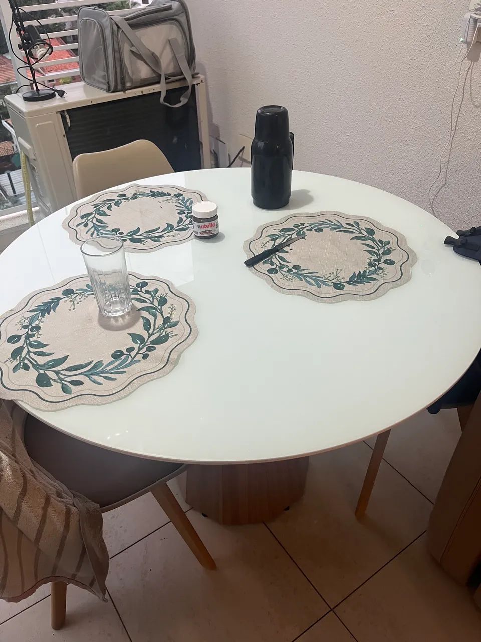 Mesa e cadeiras