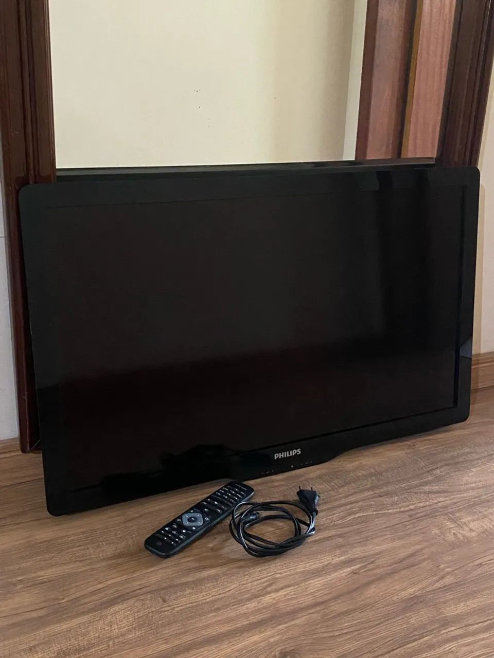 TV Philips 32? polegadas LCD/LED - Controle remoto original - Excelente estado.