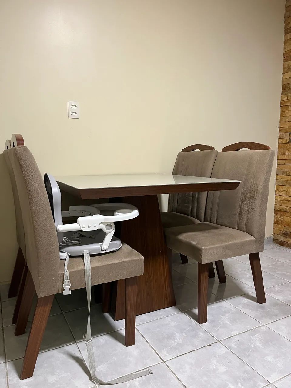 Mesa com quatro cadeiras | BEM CONSERVADA - Foto 2