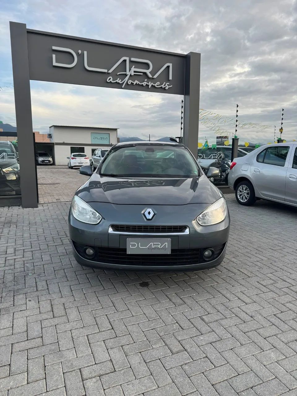 Renault Fluence Sed. Dynamique 2.0 16V Flex Aut. 2014 - Foto 2